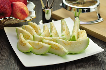plate of slice guavas thumbnail