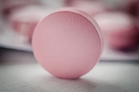 selective focus photography of round pink medicinal pill thumbnail