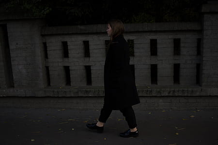woman walking on the street thumbnail