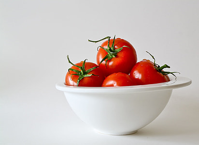 Bowl of tomatoes thumbnail