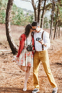 man holding camera and woman wearing land camera thumbnail