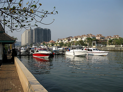 photo of boats on river thumbnail