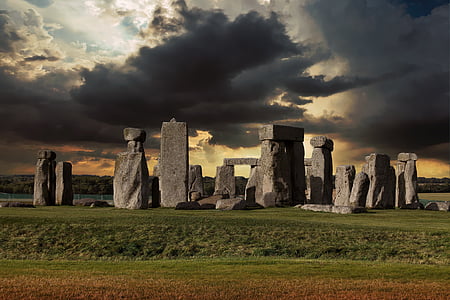 Stonehenge under cloudy sky thumbnail