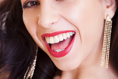 woman uses red lipstick thumbnail