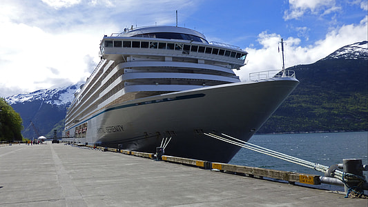 white cruise ship thumbnail