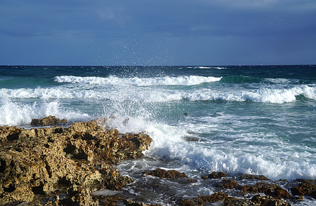 waves splashing on rocks thumbnail