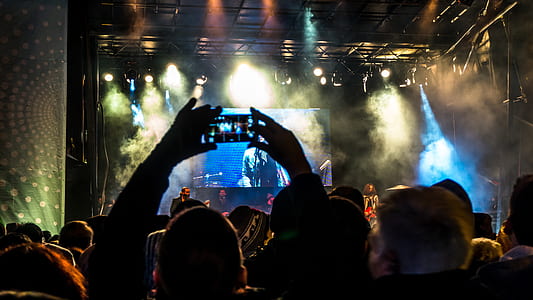 people watching concert thumbnail