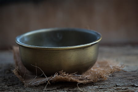 silver bowl on mat \ thumbnail