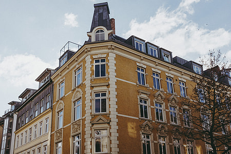 Building and bright sky thumbnail