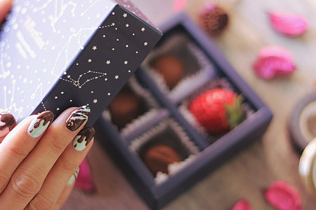 person open the purple box with chocolate inside thumbnail