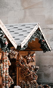 closeup photo of gray and brown house thumbnail