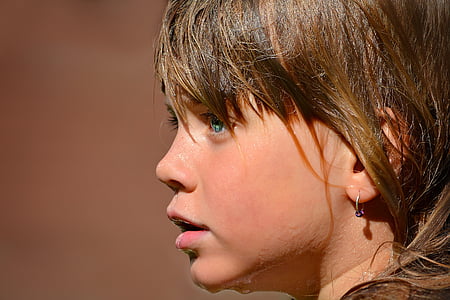 girl's wearing hoop earrings thumbnail