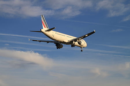 airliner in mid flight thumbnail