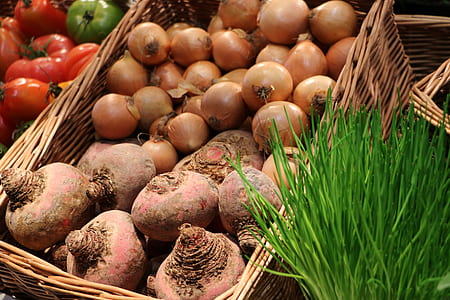onion bulbs in brown wicker basket thumbnail
