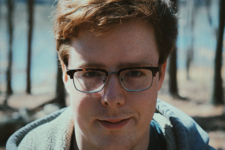 man taking selfie thumbnail