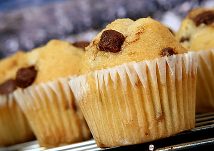 close-up photography of cupcake thumbnail