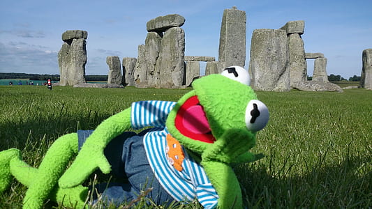 Kermit the frog Stonehinge thumbnail