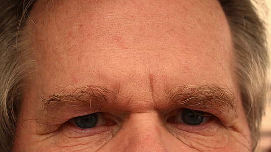 man's eye thumbnail
