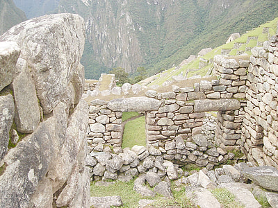 Janelas nas casas da Cidade in Machu Picchu, Peru thumbnail