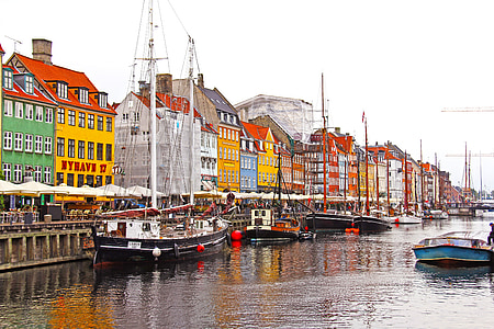 boats in city thumbnail