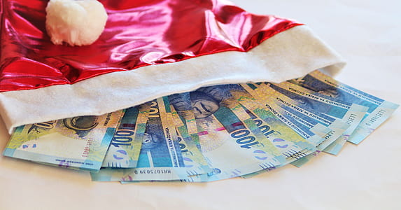 fan of 100 banknotes thumbnail
