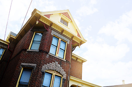 brown brick house thumbnail