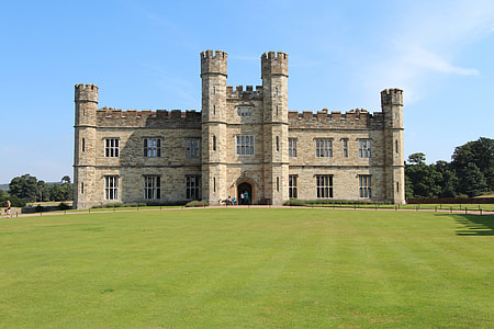 Leeds Castle, frontal view thumbnail