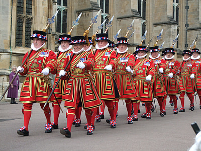 royal army marching while holding spears thumbnail