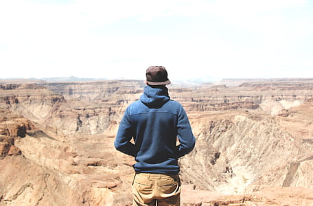man standing at the peak of mountain thumbnail