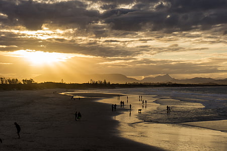 silhouette photography of people on seashore thumbnail