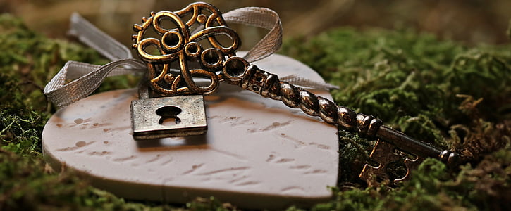brass-colored skeleton key and padlock set thumbnail