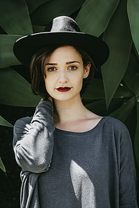 woman wearing black hat and gray long-sleeved shirt thumbnail