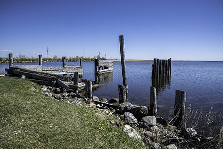 Rotting Boat Launch at Hecla Provincial Park thumbnail
