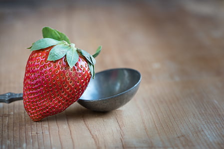 close-up photography of strawberry fruit thumbnail
