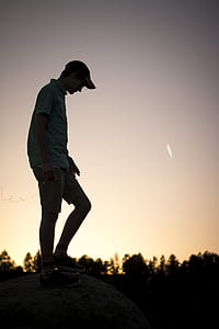man in gray t-shirt thumbnail
