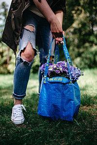 THE TOP TREND THIS SEASON - IKEA's FRAKTA Shopping Bag thumbnail