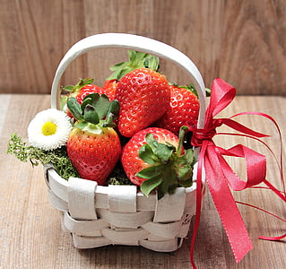 basket of strawberry fruit thumbnail