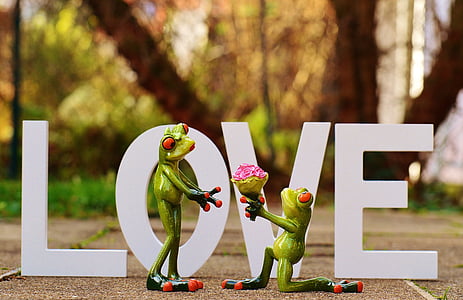 two frog with bouquet figurine thumbnail