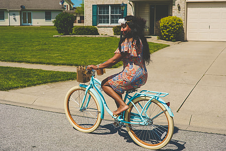 woman' riding bicycle on street during daytime thumbnail