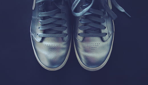pair of silver snekares thumbnail
