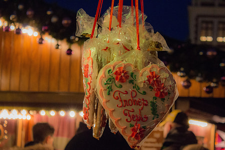 Christmas Market, Gingerbread Heart thumbnail