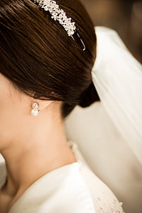 woman wearing wedding veil thumbnail