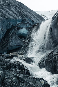 river fountain beside a rocks thumbnail