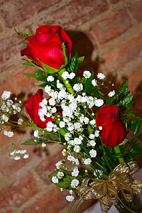 close-up photography of three red roses thumbnail