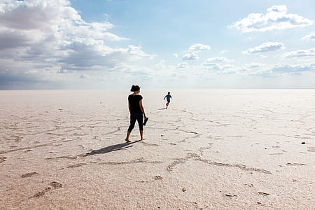 woman walking on sands thumbnail