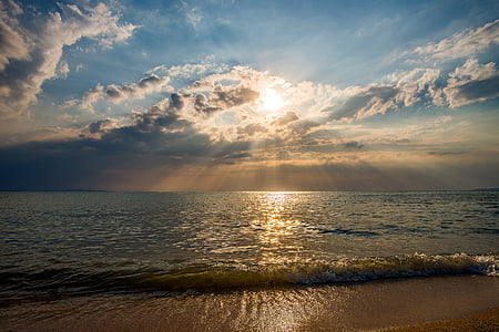 ocean under blue sky thumbnail