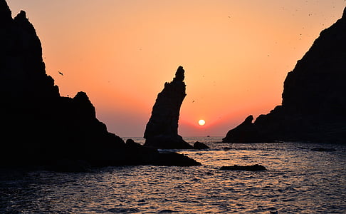 silhouette of islet rock thumbnail