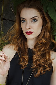 woman wearing black crew-neck sleeveless top thumbnail