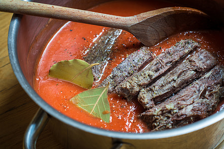 Tender beef with tomato sauce thumbnail