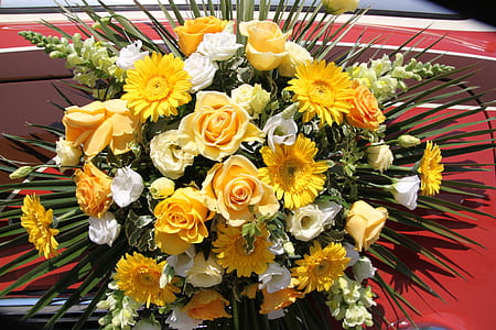 yellow and white rose and daisy flower arrangement thumbnail
